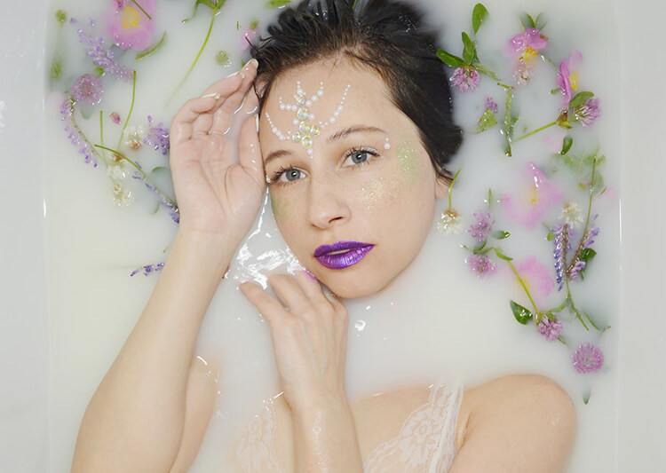 Фотосессия в ванной с цветами