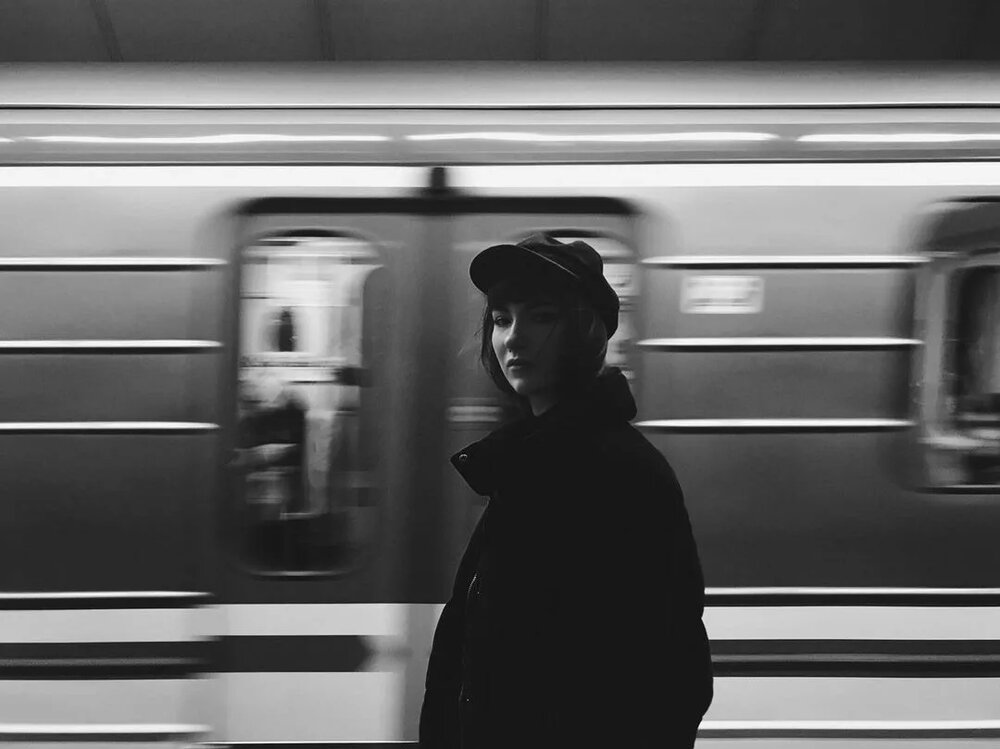 фото девушки в метро