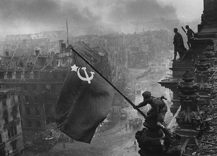 «Знамя Победы над Рейхстагом», Евгений Халдей