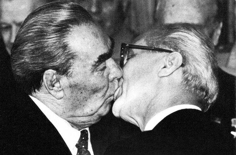 «Поцелуй Брежнева и Хонеккера», 1979 год